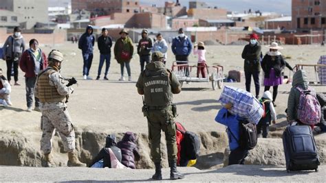 Hundreds stuck at Peru-Chile border in crackdown on migrants